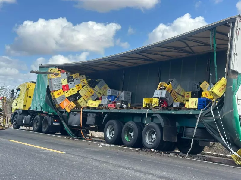 Caminhão com 32 toneladas de cerveja acidenta e tem carga saqueada na BR-304, RN
