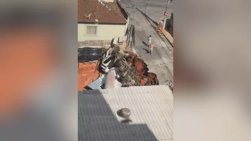 Caminhão de concreto cai em buraco após solo ceder em Divinópolis