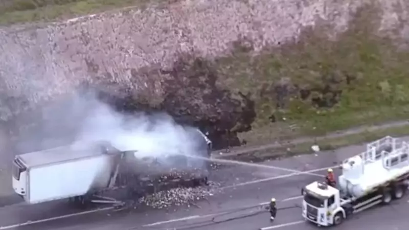 Caminhão em chamas interdita Rodoanel em SP e paralisa trânsito