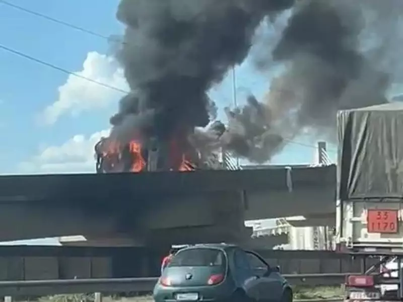 Caminhão explode com carga de ração e mata motorista na BR-448 em Porto Alegre