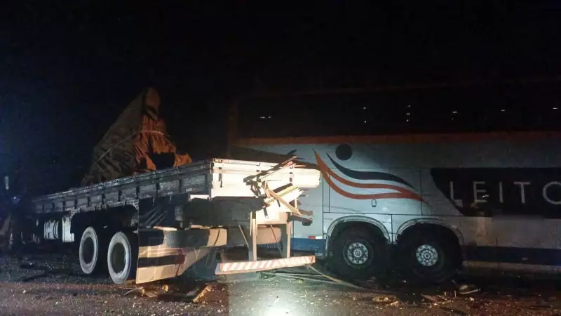 Caminhão na contramão bate de frente com ônibus na Via Dutra em Piraí