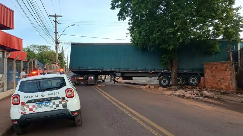 Caminhão perde freios e bate em muro de ferro-velho em Lençóis Paulista
