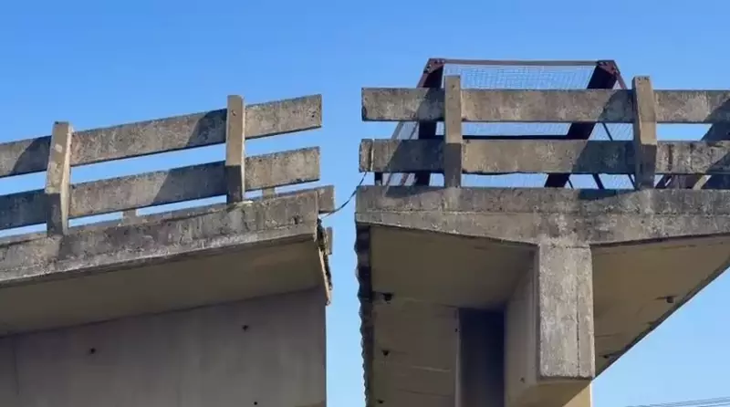 Caminhão quebra passarela na SP-304 em Santa Bárbara d'Oeste