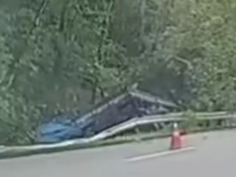 Caminhão tomba na Mogi-Bertioga, deixa dois feridos e interdita faixa