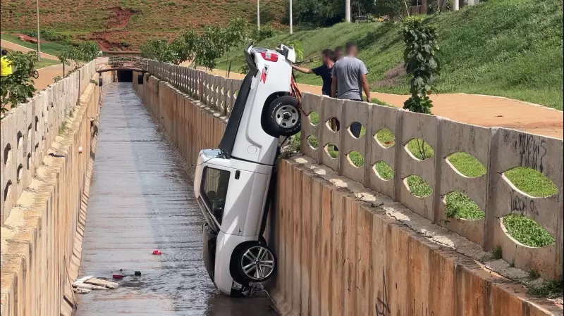 Caminhonete perde freio e cai em córrego no Jardim Rosa Branca, Bauru