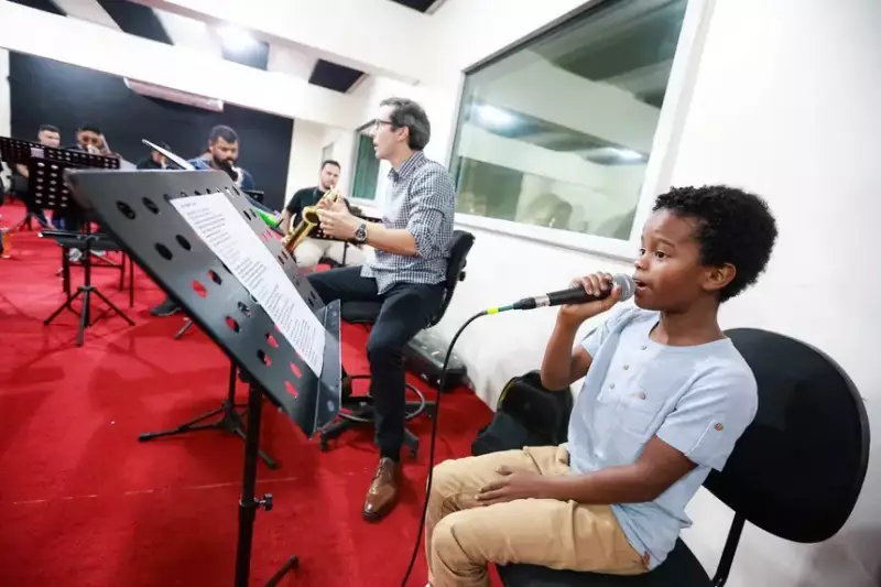 Cantor mirim de 11 anos se apresenta com Amazônia Jazz Band em Belém