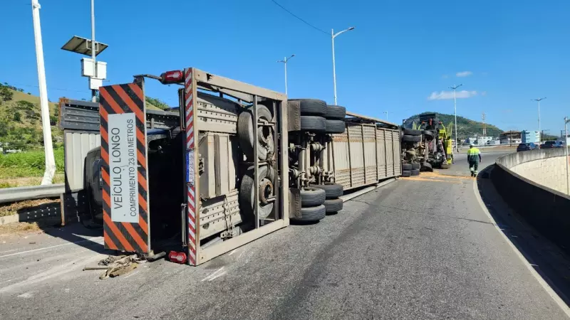 Carreta cegonha com veículos de luxo tomba na BR-101, ES, e causa engarrafamento