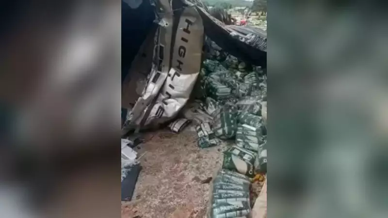 Carreta com arroz tomba e atinge micro-ônibus com 35 pessoas no Pará