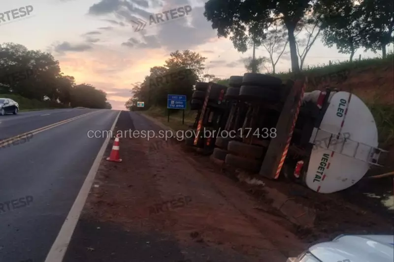 Carreta com óleo vegetal tomba em Junqueirópolis e derrama carga na SP-294