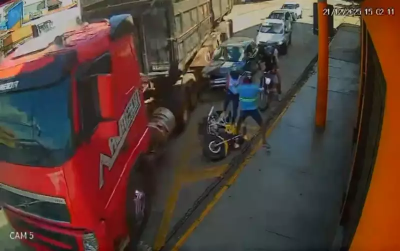 Carreta desgovernada atinge veículos em Itapeva; câmeras flagram acidente