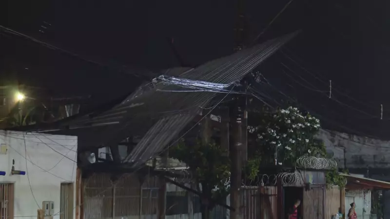 Carro é arrastado por enxurrada e fica preso em buraco no Pôr do Sol, DF