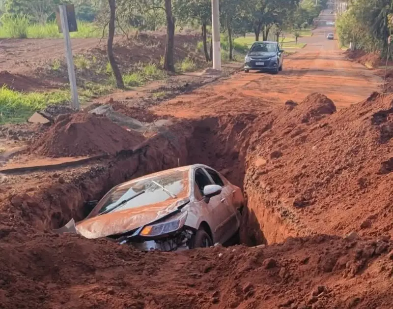 Carro cai em buraco sem sinalização em obra da CDHU em Bocaina; 4 feridos