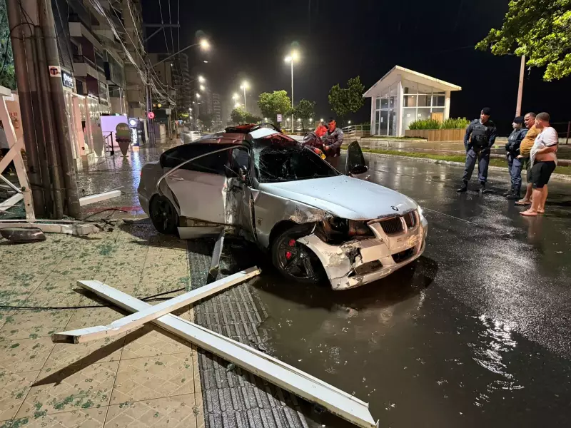 Carro de luxo destrói garagem de prédio na orla de Guarapari após aquaplanagem
