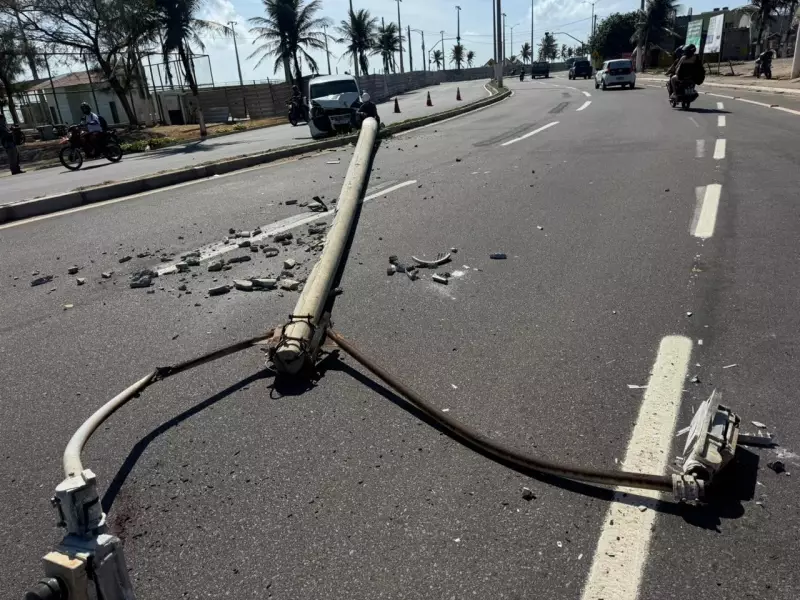 Carro derruba poste na orla de Natal em acidente na madrugada