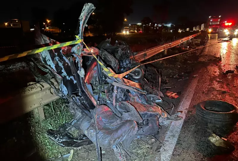 Carro parte ao meio na BR-262: motorista morre em colisão frontal com caminhão