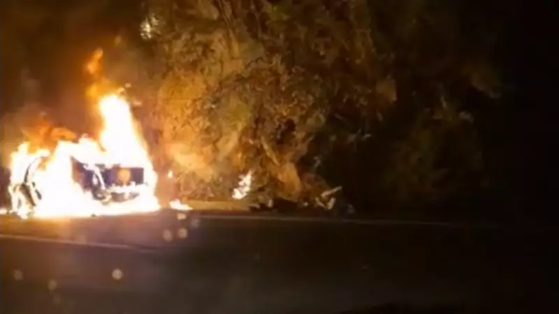 Carro pega fogo na Rodovia Mogi-Dutra; bombeiros controlam incêndio