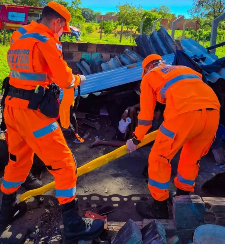 Casal fica ferido após casa improvisada desabar em Januária