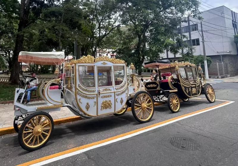 Caxambu inaugura carruagens elétricas imperiais após proibição de charretes