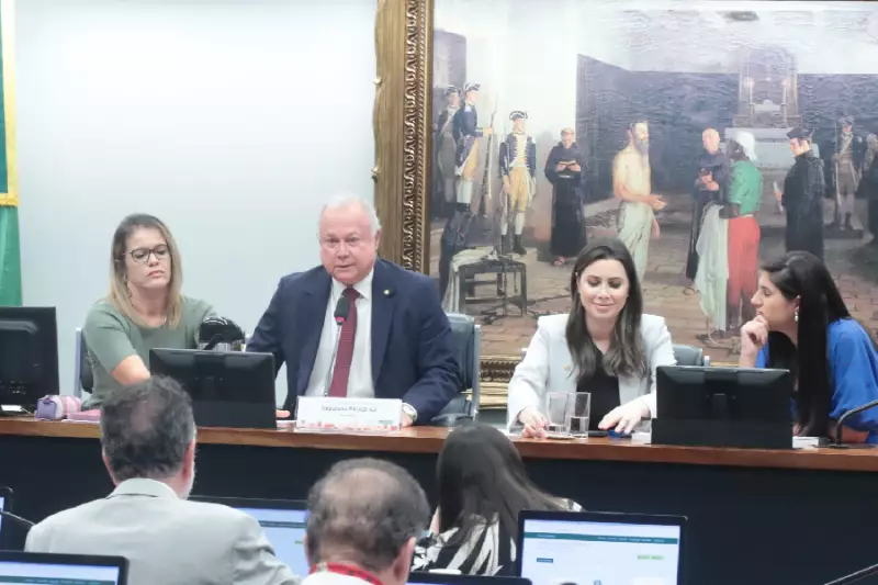 CCJ da Câmara acelera projeto que limita STF após decisão de Gilmar Mendes