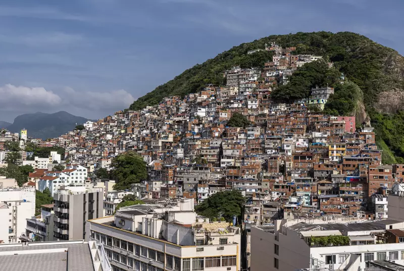 Censo 2022: 3,1 milhões em favelas têm acesso apenas a pé, de moto ou bicicleta