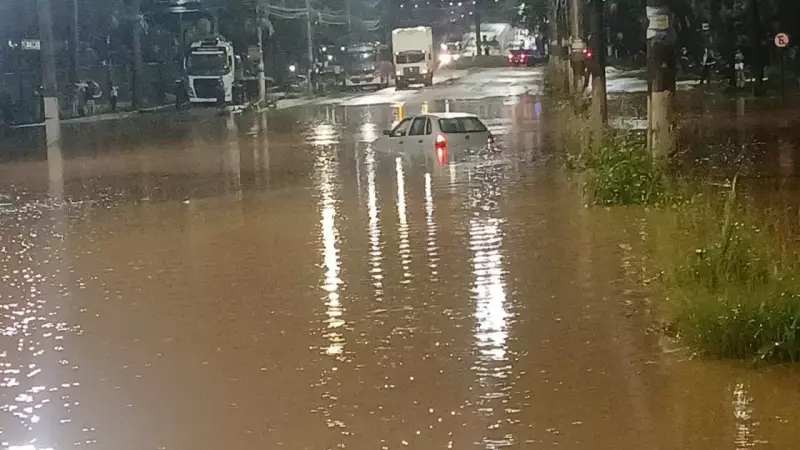 Chuva forte causa alagamentos e transtornos em Santa Luzia, na Grande BH
