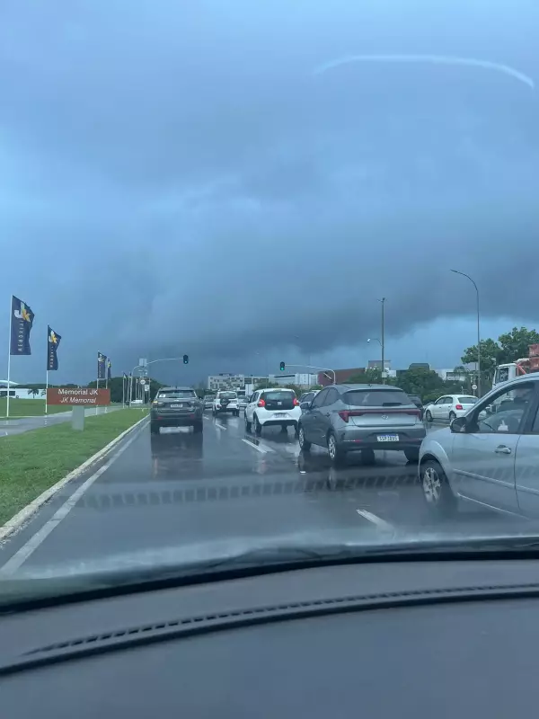 Chuvas fortes em Brasília: voos desviados, ônibus atola e hospital alaga