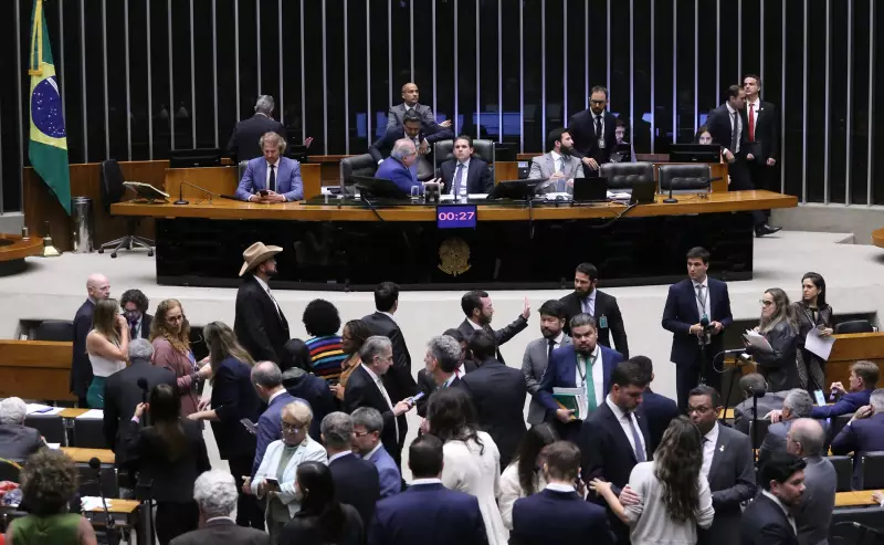 Câmara aprova retirada de gastos com saúde e educação do arcabouço fiscal