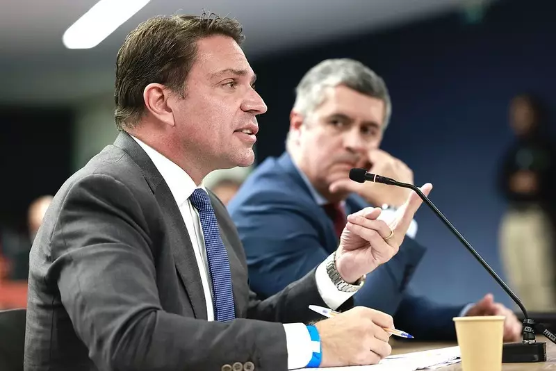 Câmara bloqueia salário de Ramagem e avalia retirada de apartamento funcional