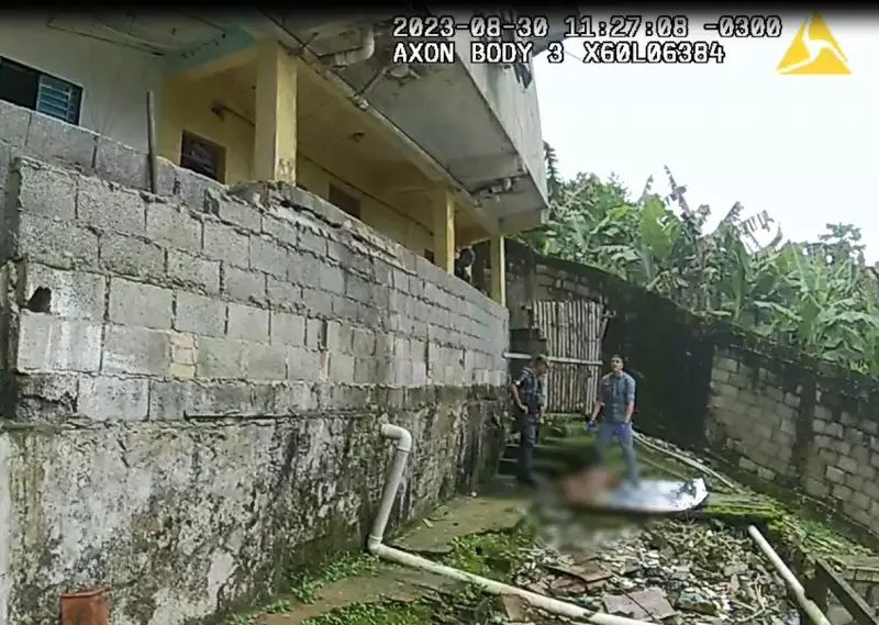 Câmeras corporais revelam PMs atirando em motoboy nu e 'plantando' arma