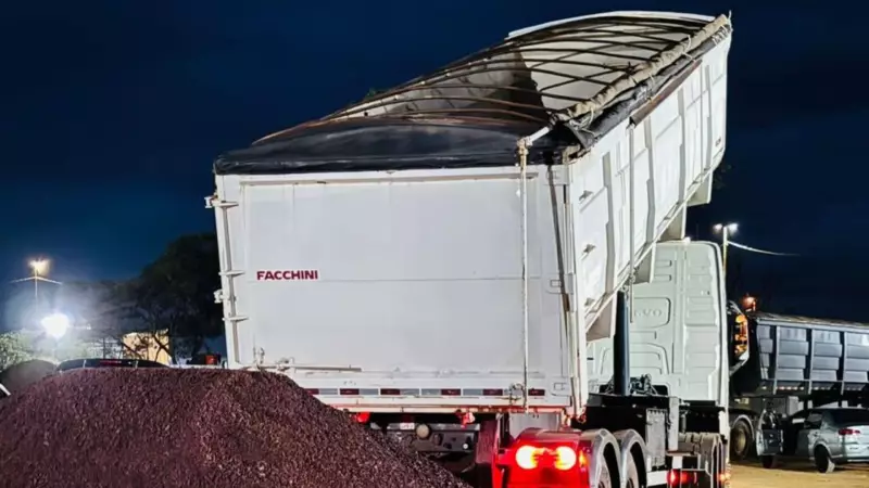 Cão farejador encontra 420 kg de cocaína escondidos em minério em Uberlândia