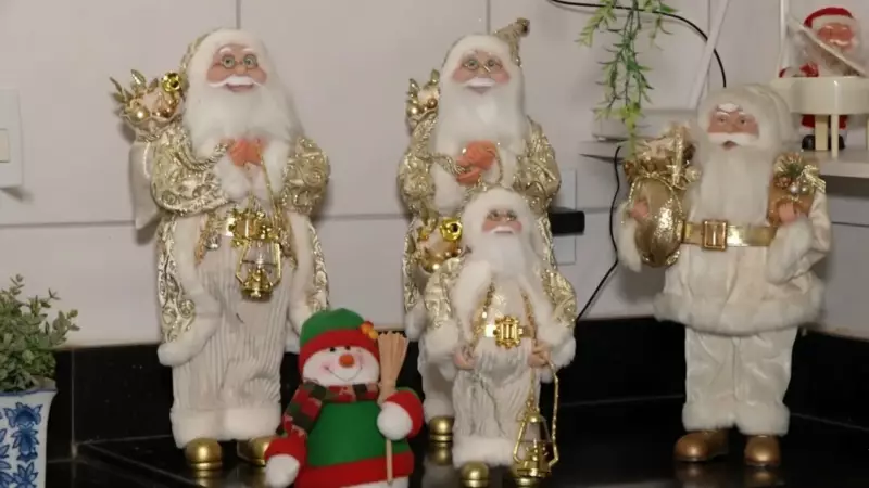 Coleção de 144 Papais Noéis transforma casa em Inhapim em Polo Norte mineiro