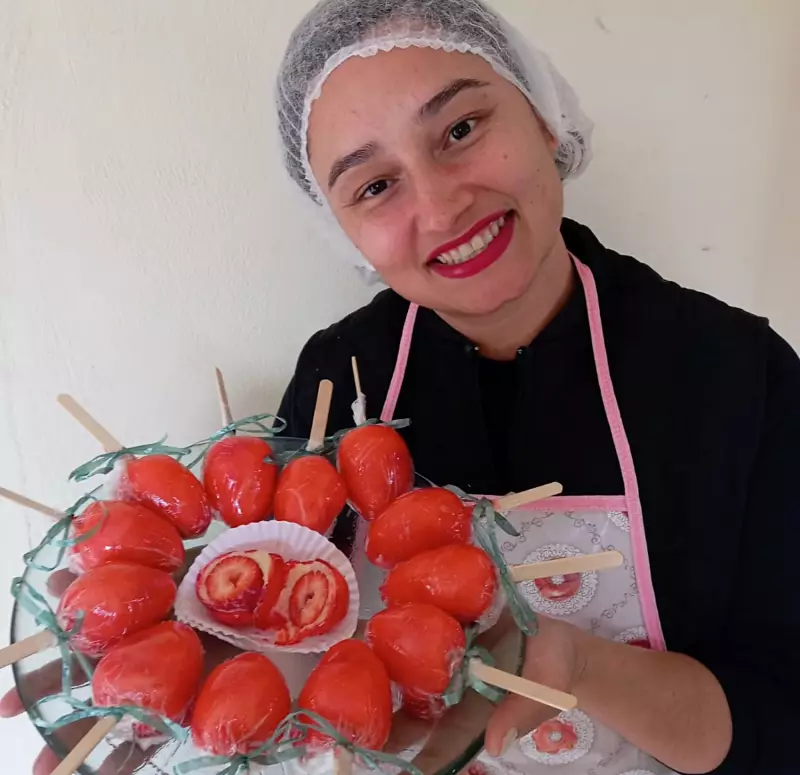Confeiteira vence concurso com 'Morango do Amor' e vende 15 doces por dia em MG