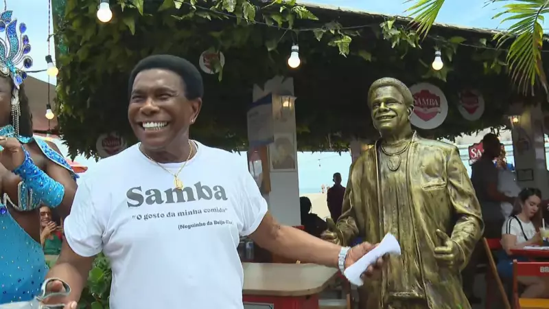 Copacabana homenageia Carlinhos de Jesus e Neguinho da Beija-Flor com estátuas