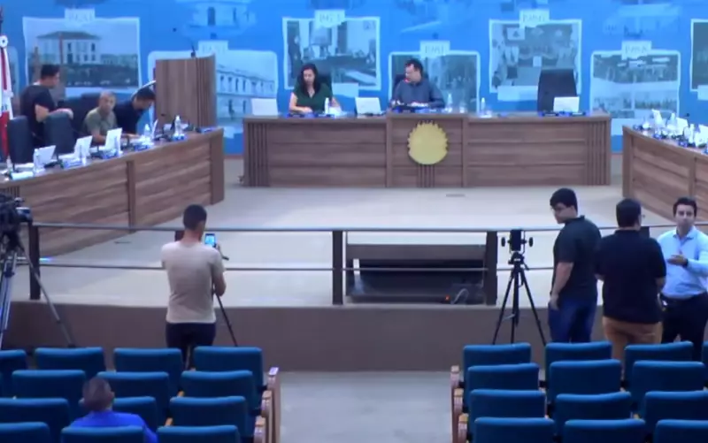 CPI do Natal em Pouso Alegre aponta superfaturamento de 1.288% em Papai Noel inflável