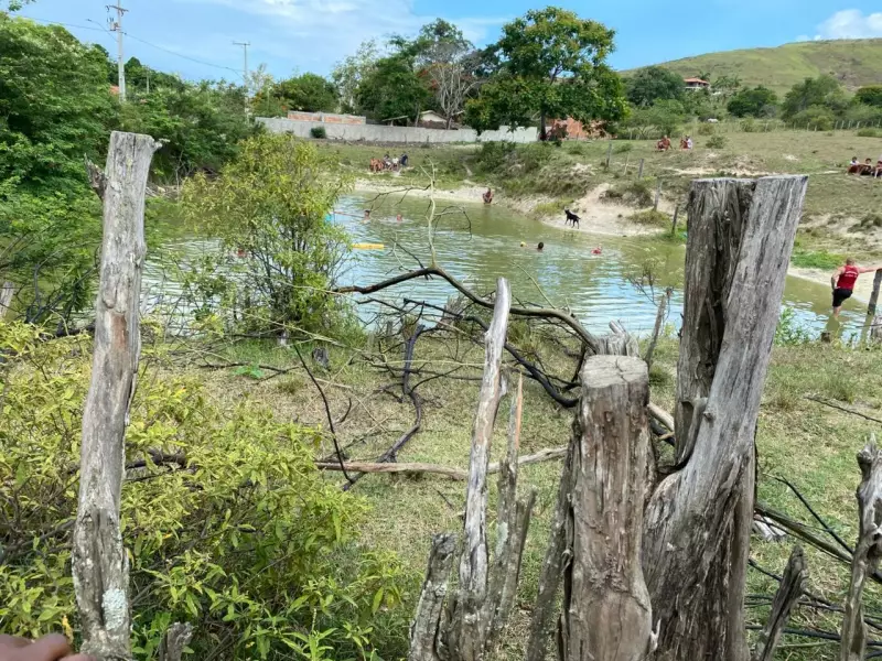 Criança de 10 anos desaparece após mergulhar em açude em Saquarema