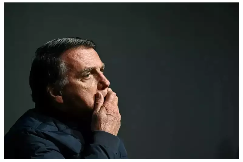 Defesa de Bolsonaro pede cirurgia de emergência e prisão domiciliar