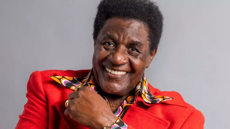 Deportação de celebridades: cantora expulsa do Irã e famoso brasileiro nos EUA