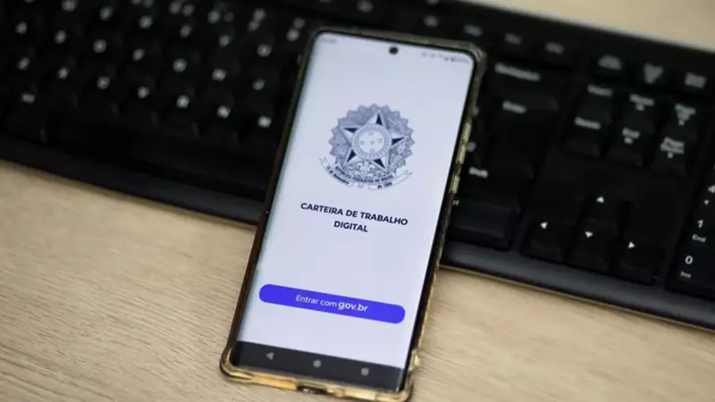 Desemprego atinge menor patamar desde 2012, com 5,2% no trimestre até novembro