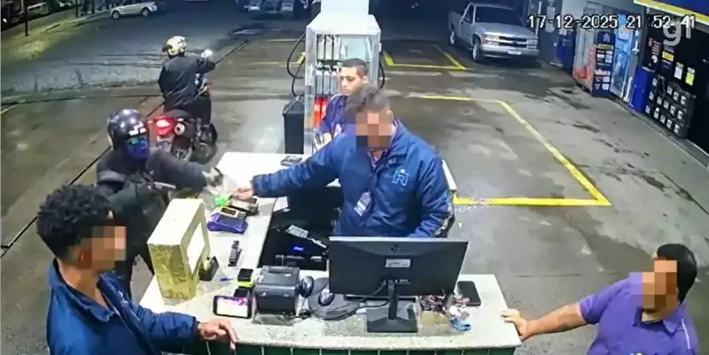 Dois homens armados rendem frentistas e roubam posto em Areal; veja vídeo
