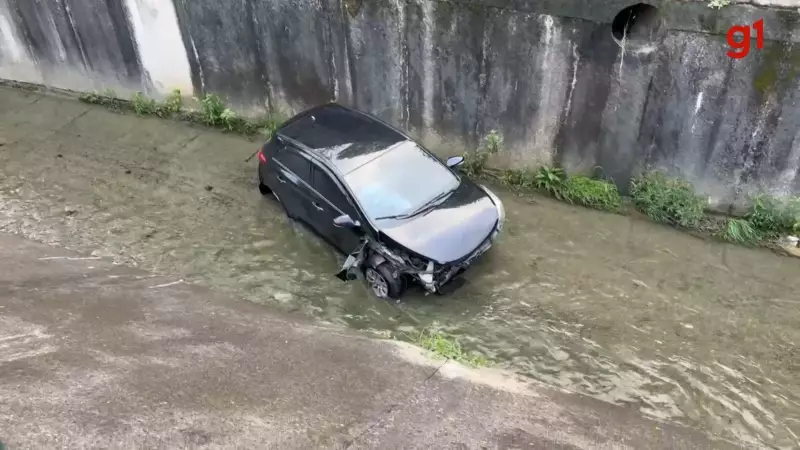 Duas mulheres se ferem após carro cair em córrego em São José dos Campos
