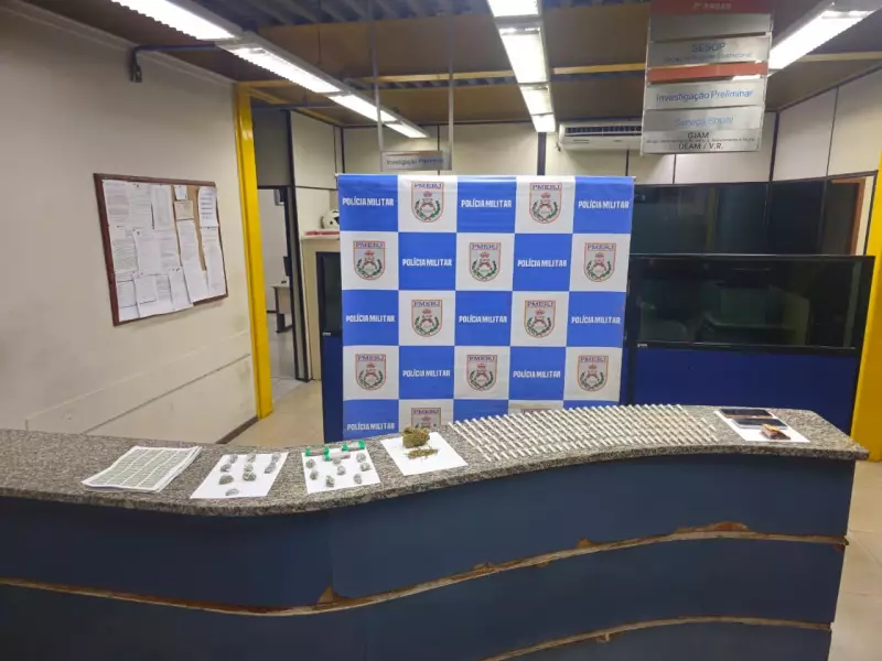 Dupla é presa vendendo drogas em Barra Mansa; apreensão inclui 188 cápsulas