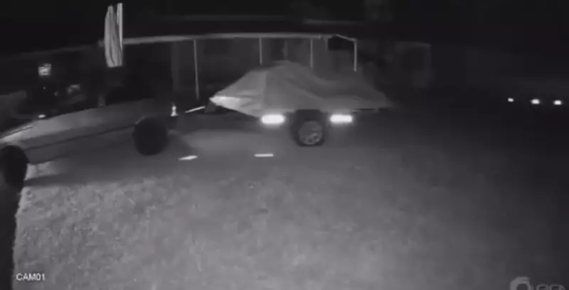 Dupla encapuzada rouba moto aquática em rancho de Botucatu; veja vídeo