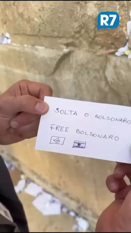 Eduardo Bolsonaro pede liberdade do pai no Muro das Lamentações