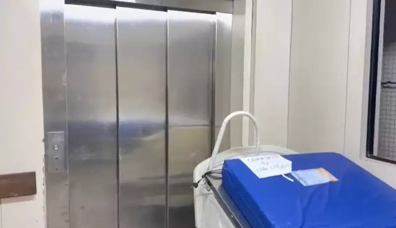 Elevadores quebrados no Hospital Walfredo Gurgel obrigam pacientes a subir escadas