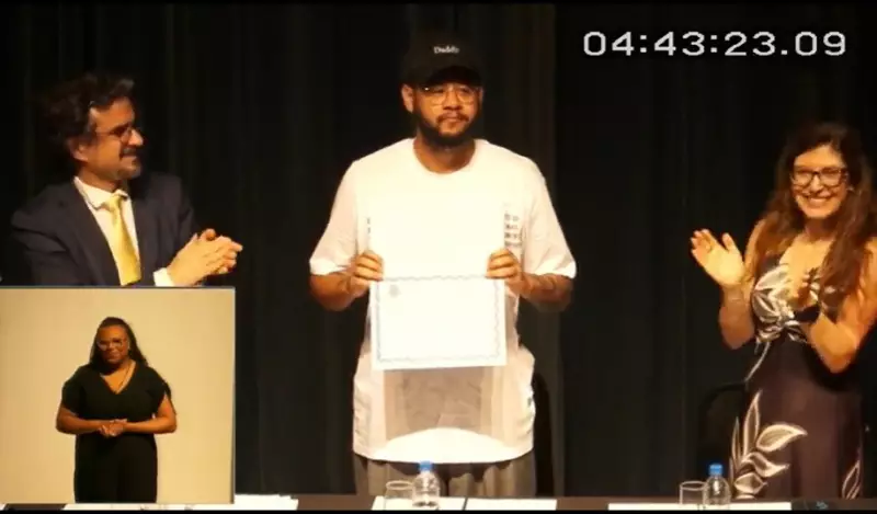 Emicida recebe título de Doutor Honoris Causa pela UFRGS em cerimônia histórica