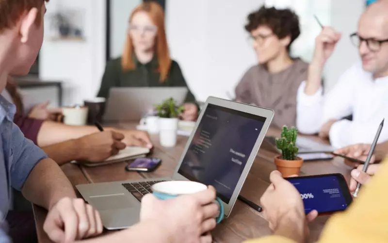 Empresa condenada a pagar R$ 5 mil por eleger 'Rainha do Absenteísmo'