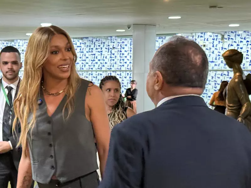 Erika Hilton e Eduardo Pazuello trocam abraço e votos de Natal no Congresso