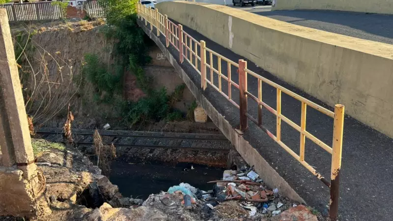 Erosão ameaça passarela em Teresina: Crea-PI alerta para risco de interdição