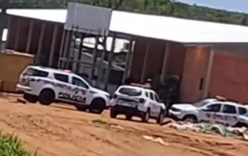 Estrutura metálica desaba em granja de Avaré e deixa três feridos