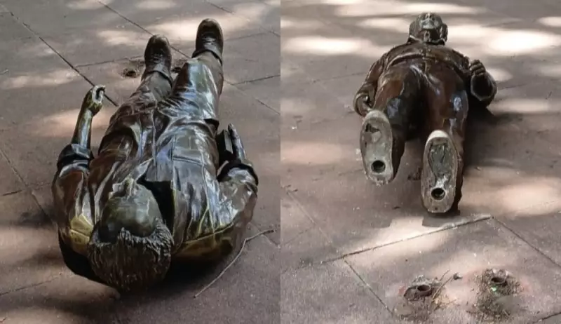 Estátua de Roberto Drummond é derrubada na Savassi, em BH